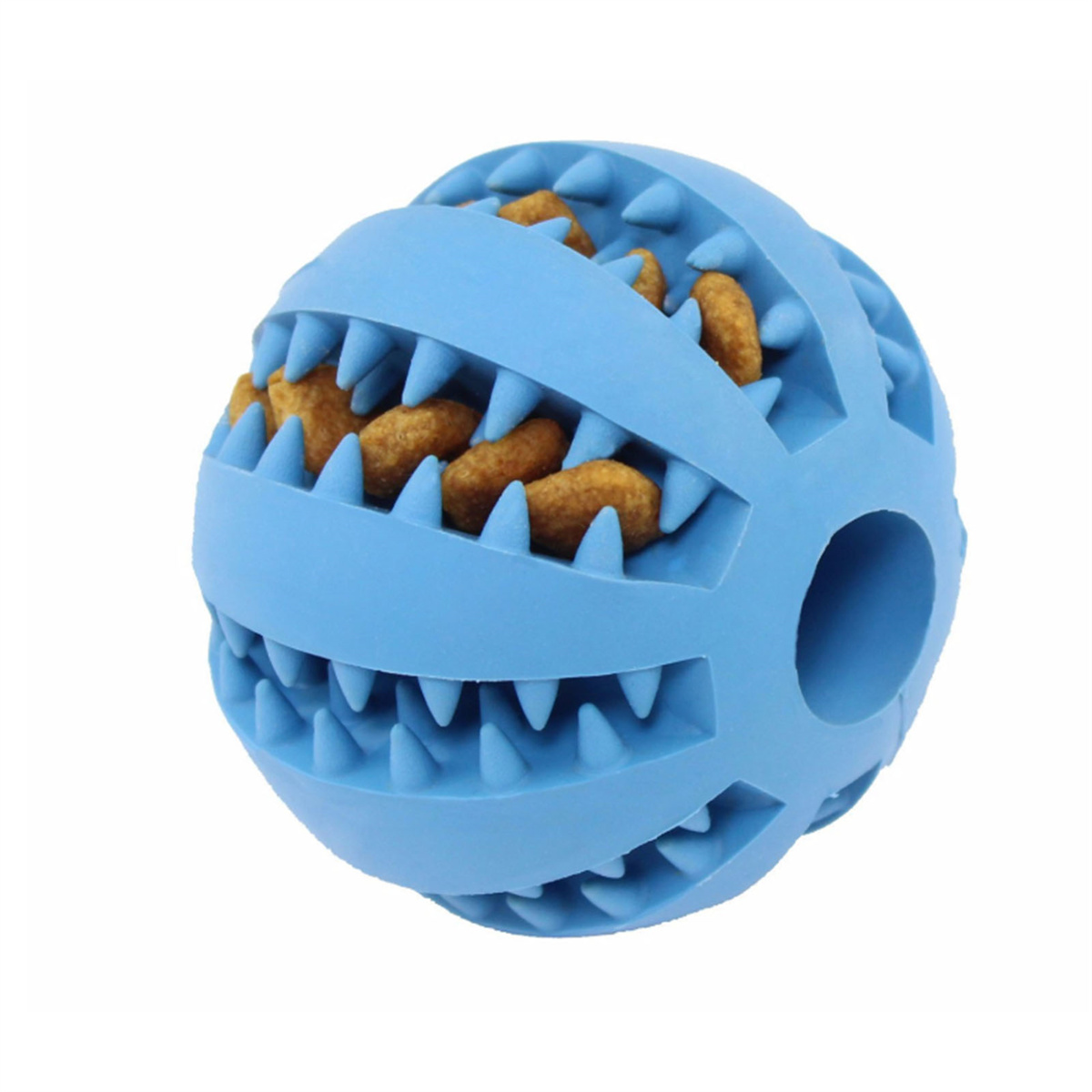 Blauer Hundespielzeugball mit Öffnungen, gefüllt mit Trockenfutter.
