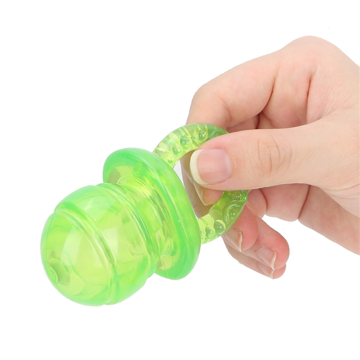 Hand hält grünes, transparentes Beißspielzeug. Das Spielzeug ist rund mit Nippelform.
