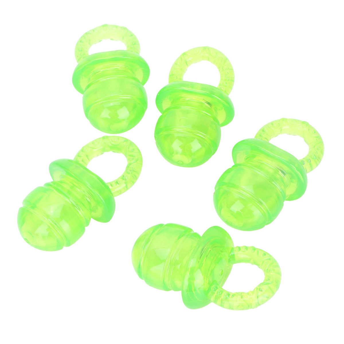 Fünf grüne Baby-Schnuller, jeweils mit Ring und Schnuller, isoliert auf weißem Hintergrund.