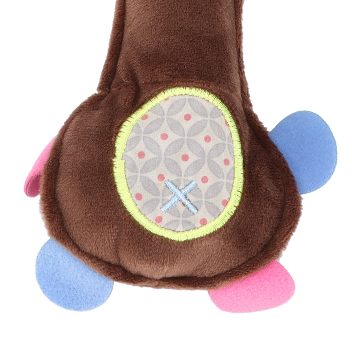 Braunes Plüschtier mit gemustertem Patch und blauem Kreuzstich. Rosa und blaue Akzente.