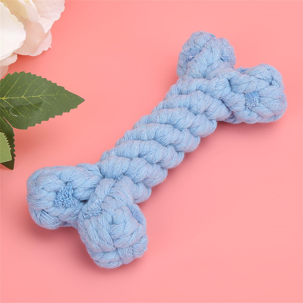 Ein blaues, geflochtenes Hundespielzeug in Knochenform.