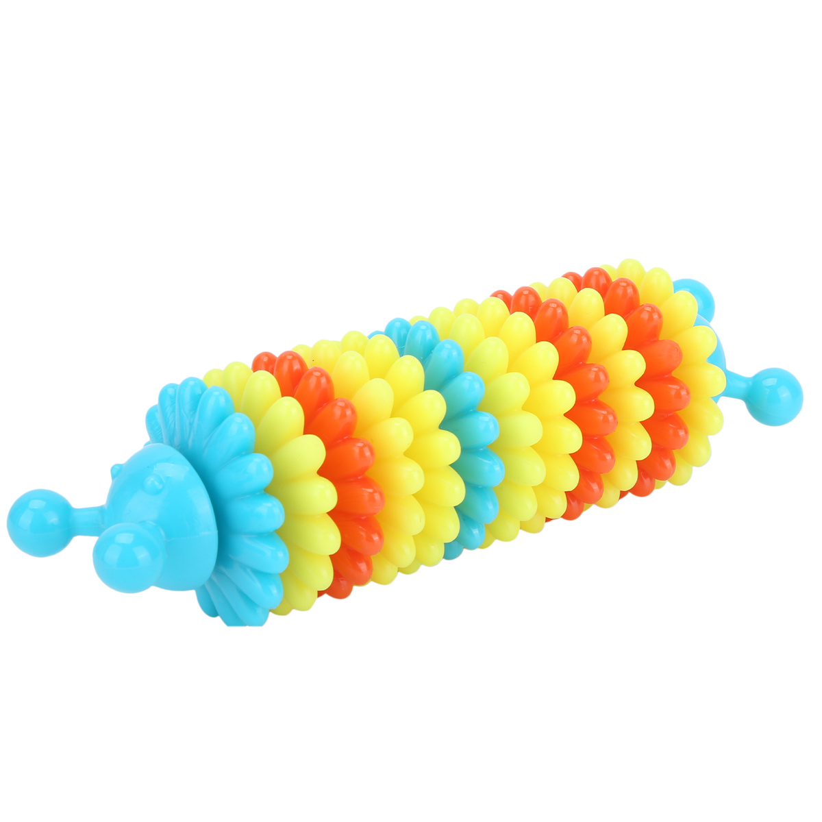 Ein buntes Hundespielzeug mit gelben, orangefarbenen, blauen und gelben Segmenten.