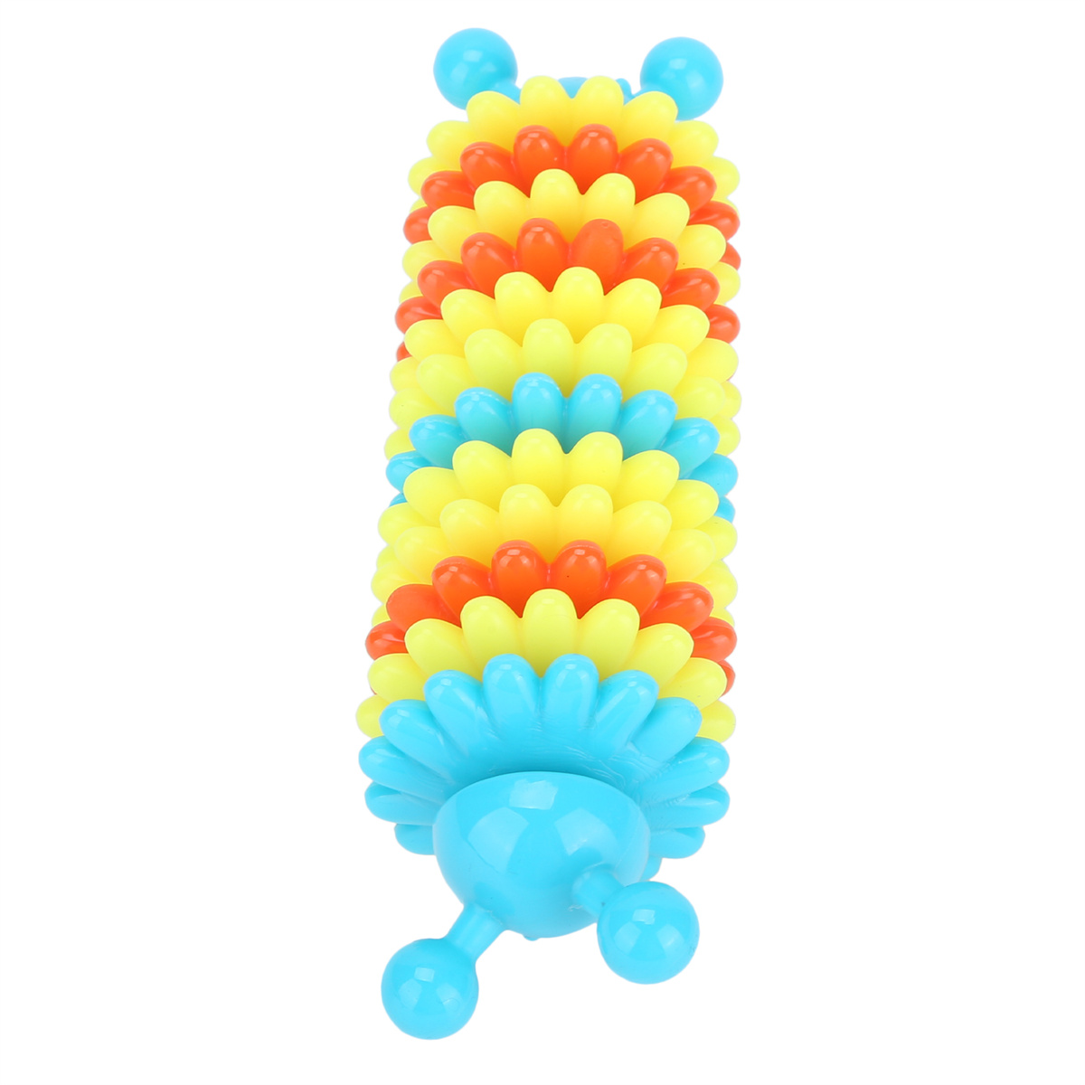 Ein buntes Hundespielzeug in Form einer Raupe mit blauen Füßen und Antennen.