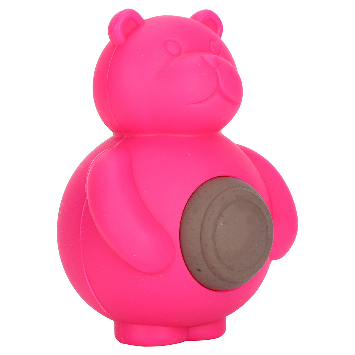 Rosa Bärspielzeug mit einem braunen kreisförmigen Objekt im Bauch. Weißer Hintergrund.