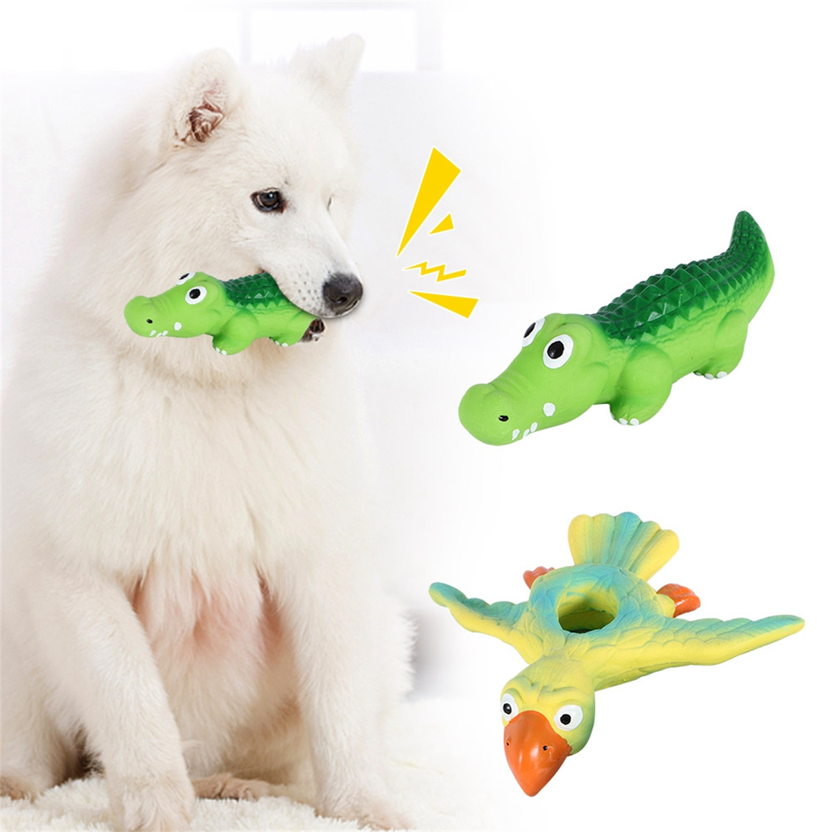 Weißer Hund mit Krokodilspielzeug im Maul, mit Krokodil- und Vogelspielzeug.