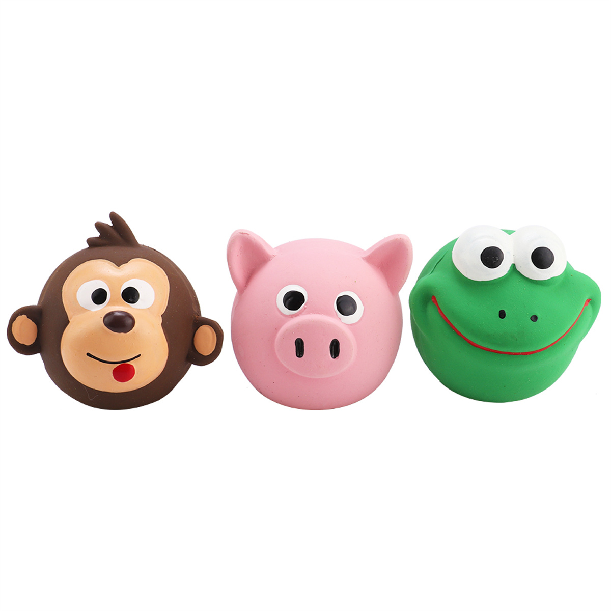 Drei tierförmige Spielzeuge: ein Affe, ein Schwein und ein Frosch, auf weißem Hintergrund.
