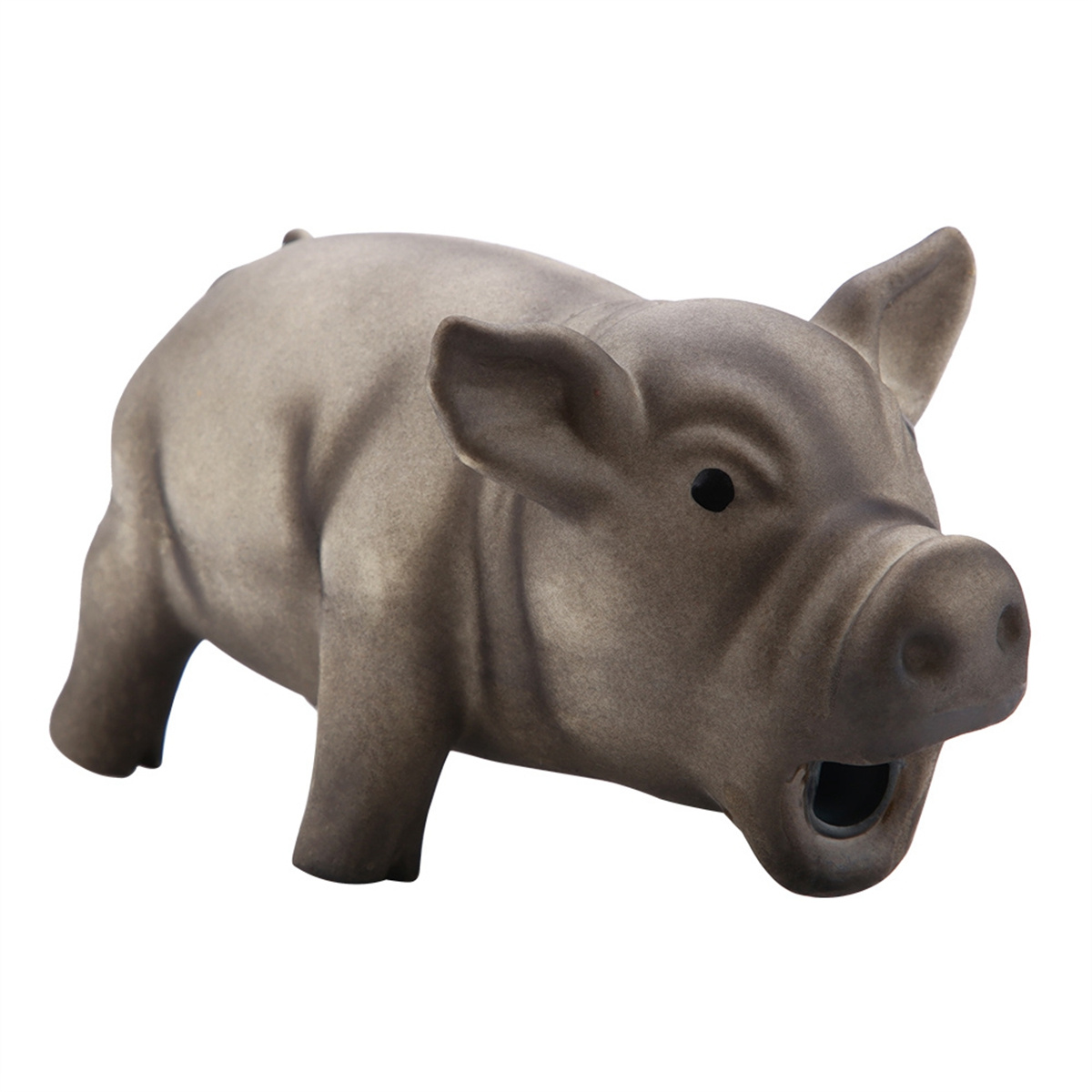 Eine braune Schweinefigur mit offenem Maul. Sie steht vor weißem Hintergrund.