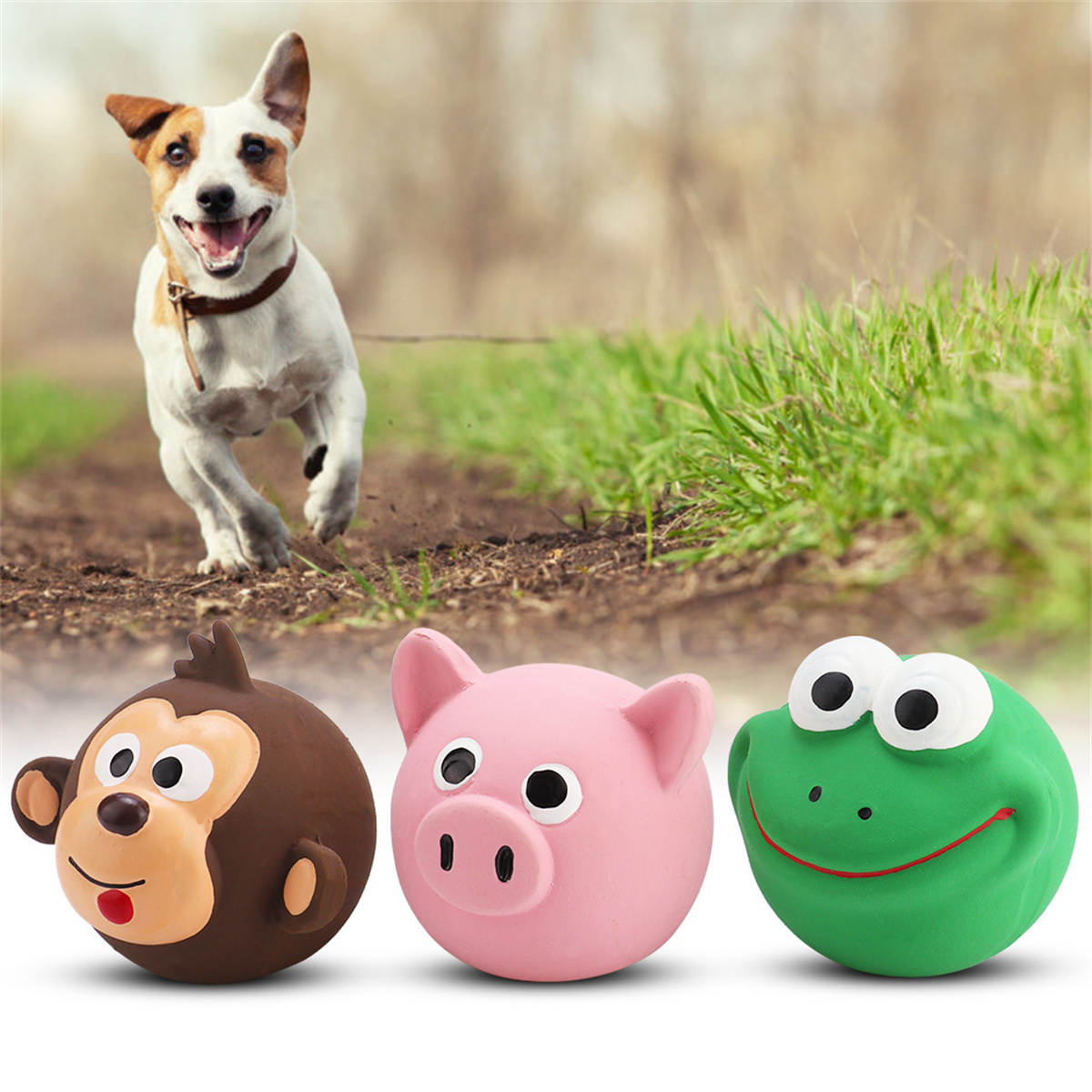 Ein Hund jagt Spielzeug: ein Affe, ein Schwein und ein Frosch. Der Hund rennt auf die Kamera zu.