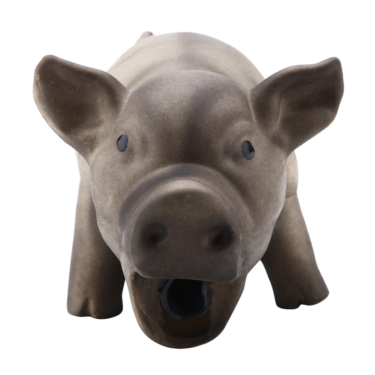Eine Keramik-Schwein-Statue mit offenem Maul. Das Schwein steht frontal vor weißem Hintergrund.