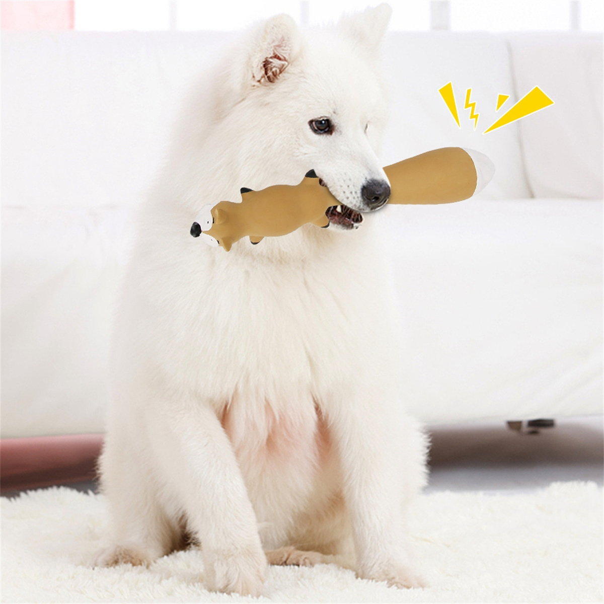 Weißer Hund spielt mit einem braunen Fuchspielzeug. Der Hund ist auf einem weißen Teppich.
