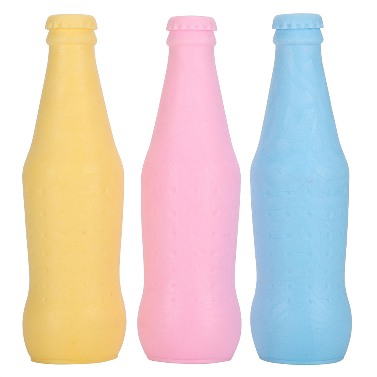 Drei bunte Plastikflaschen: gelb, rosa und blau.