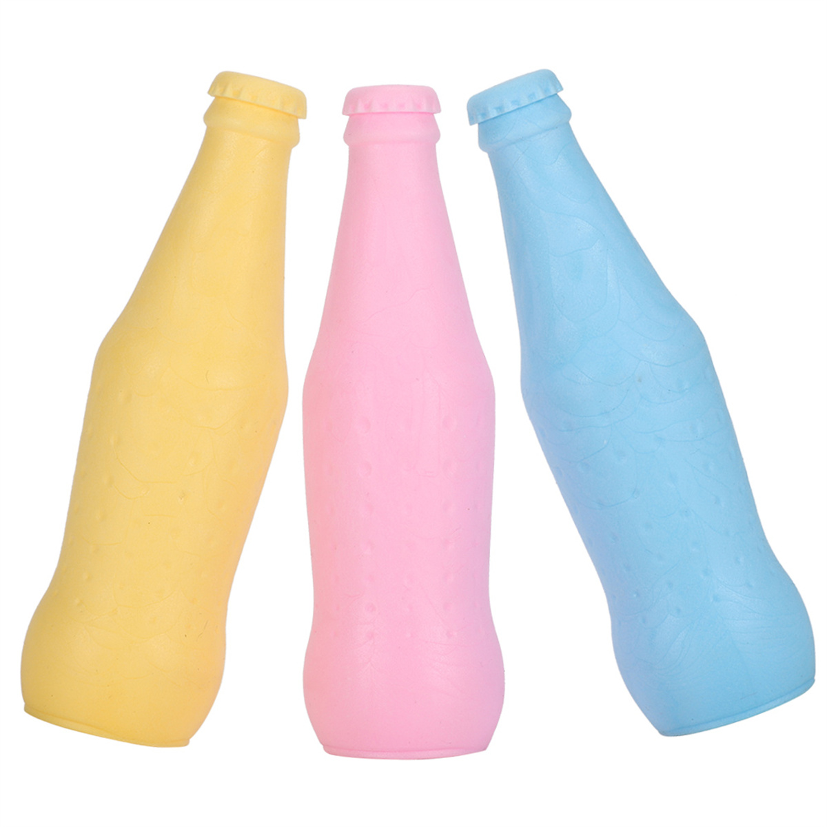 Drei bunte Plastik-Limonadenflaschen: gelb, rosa und blau, aufrecht stehend.