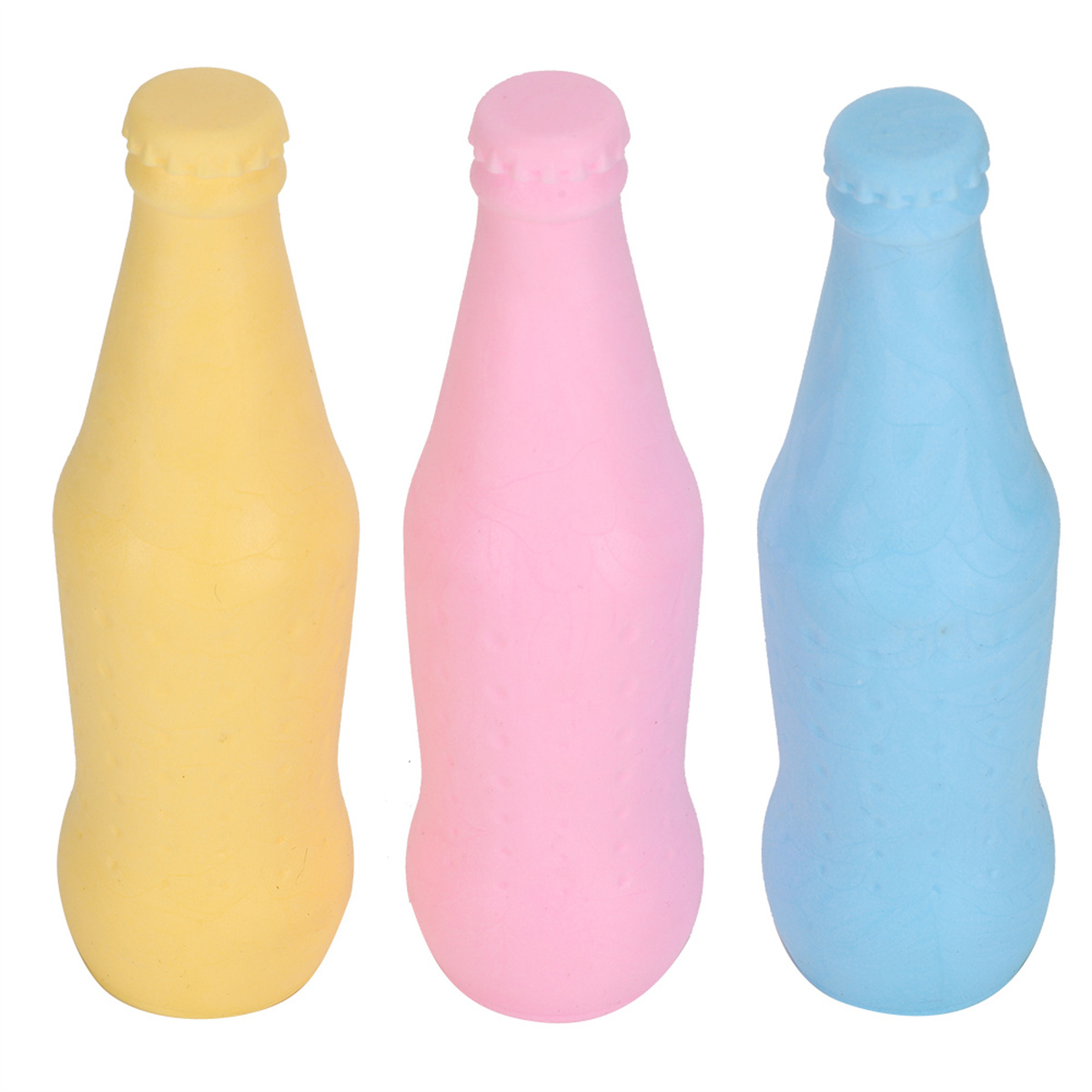 Drei bunte Plastikflaschen, gelb, rosa und blau. Jede hat einen Deckel.