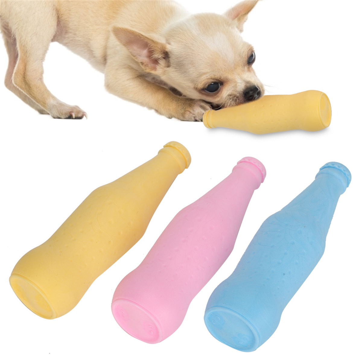 Ein kleiner Hund spielt mit drei bunten Flaschenspielzeugen, gelb, rosa und blau.