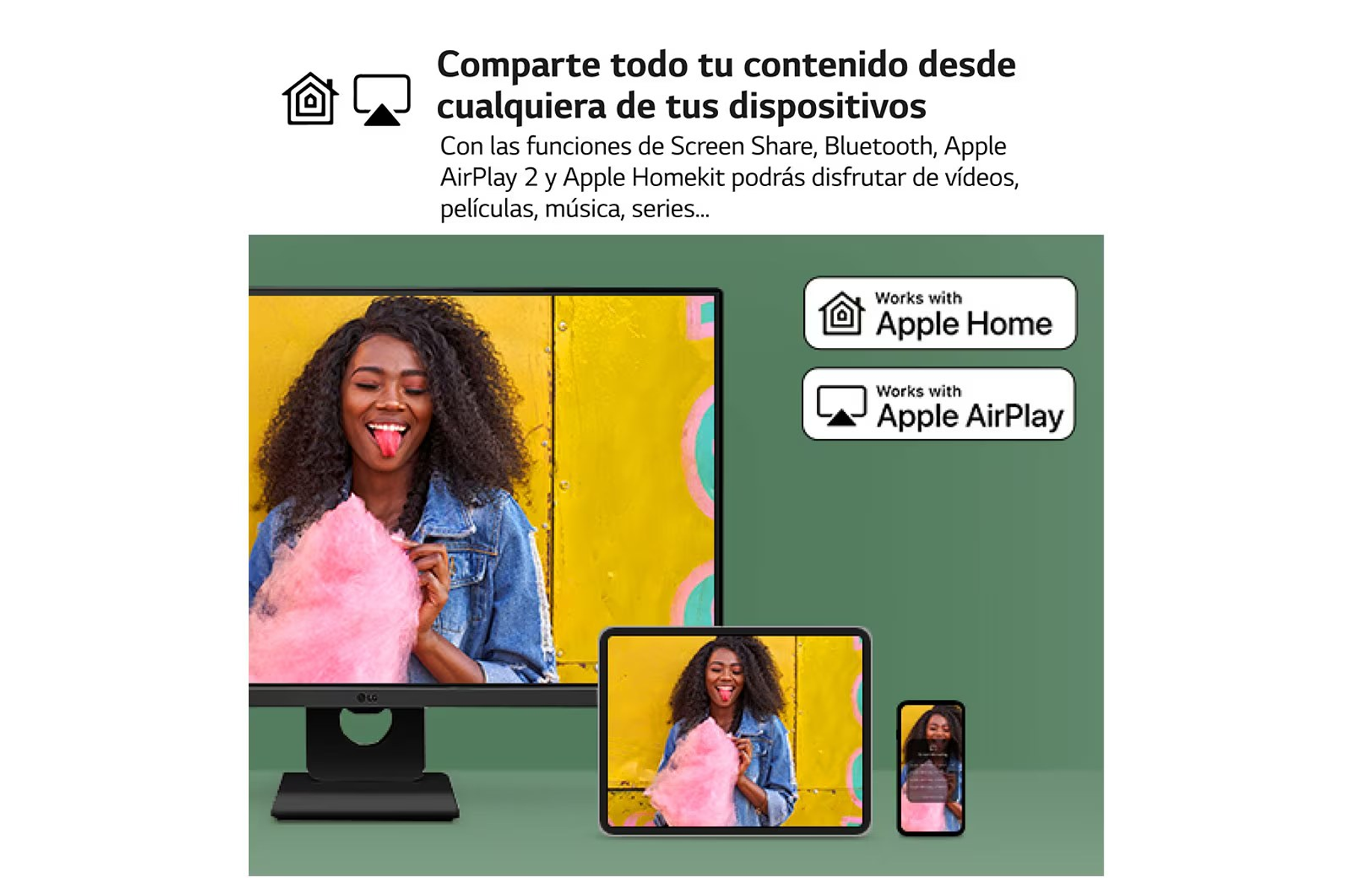 Kobieta trzymająca watę cukrową, z telewizorem, tabletem i telefonem pokazującymi ten sam obraz.