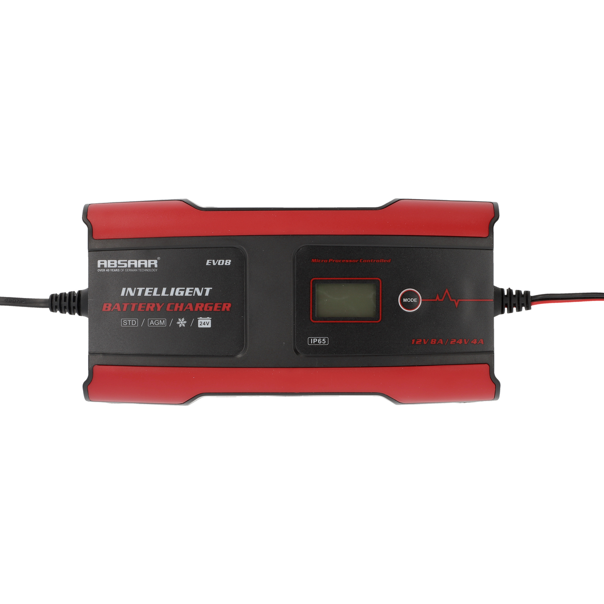 Ein rot-schwarzes Batterieladegerät. Es hat ein Display und Bedienelemente. Das Ladegerät steht auf einer weißen Oberfläche.