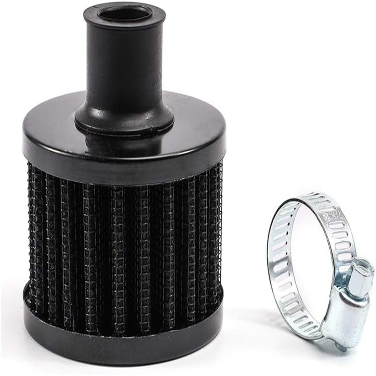 Ein schwarzer Luftfilter mit einer Metallschelle daneben. Weißer Hintergrund.