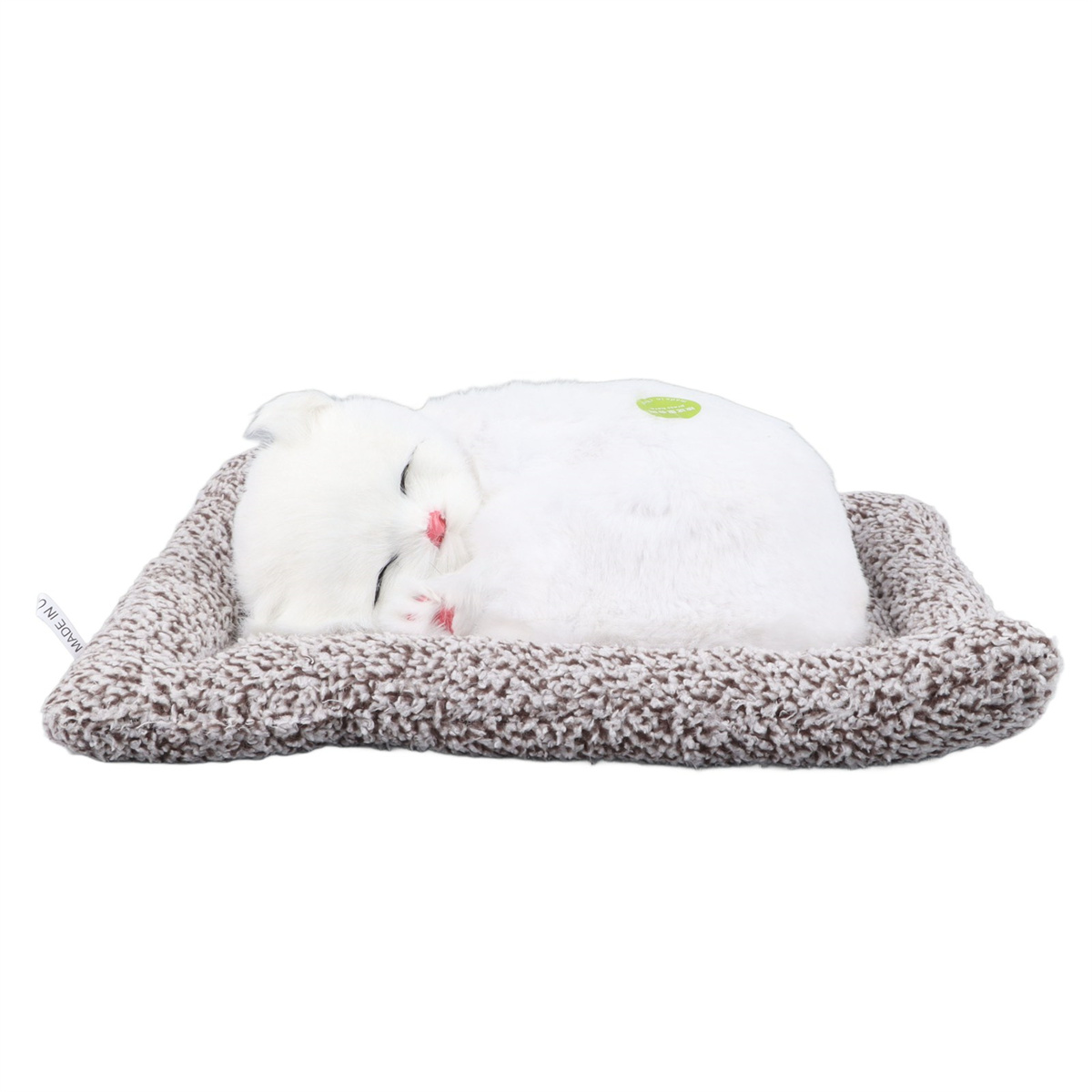 Eine weiße Katze schläft auf einem braunen Bett. Die Katze ist weiß, und das Bett ist braun.