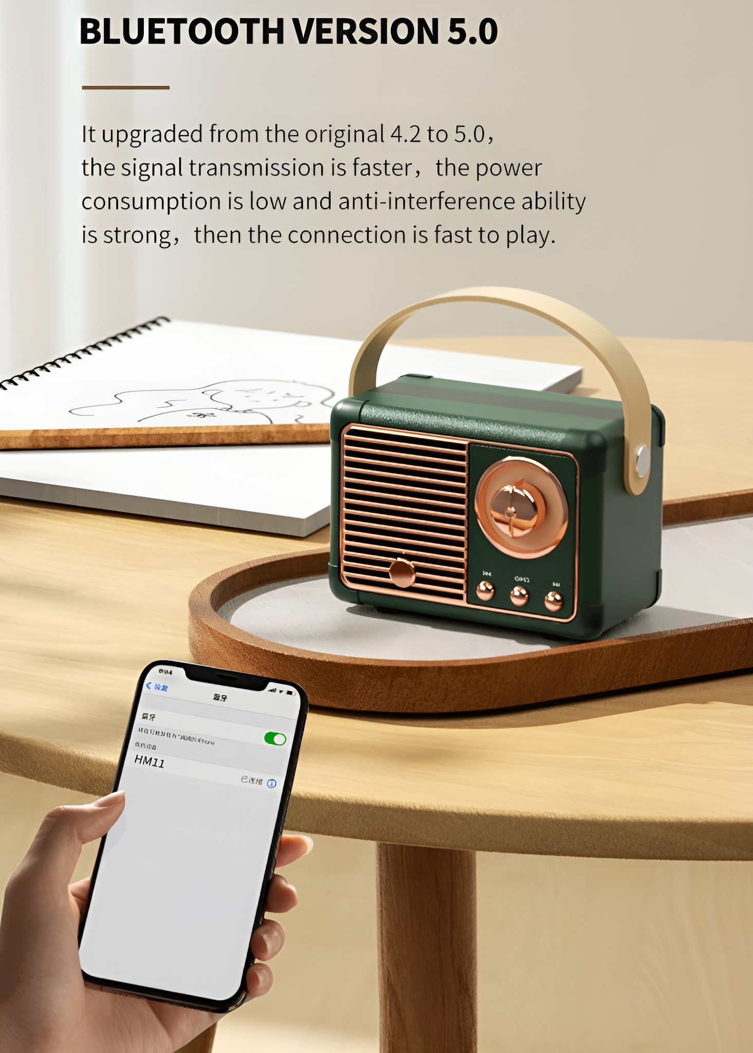 Retro-Radio in Grün und Gold mit einem Telefon, das eine chinesische Oberfläche anzeigt.