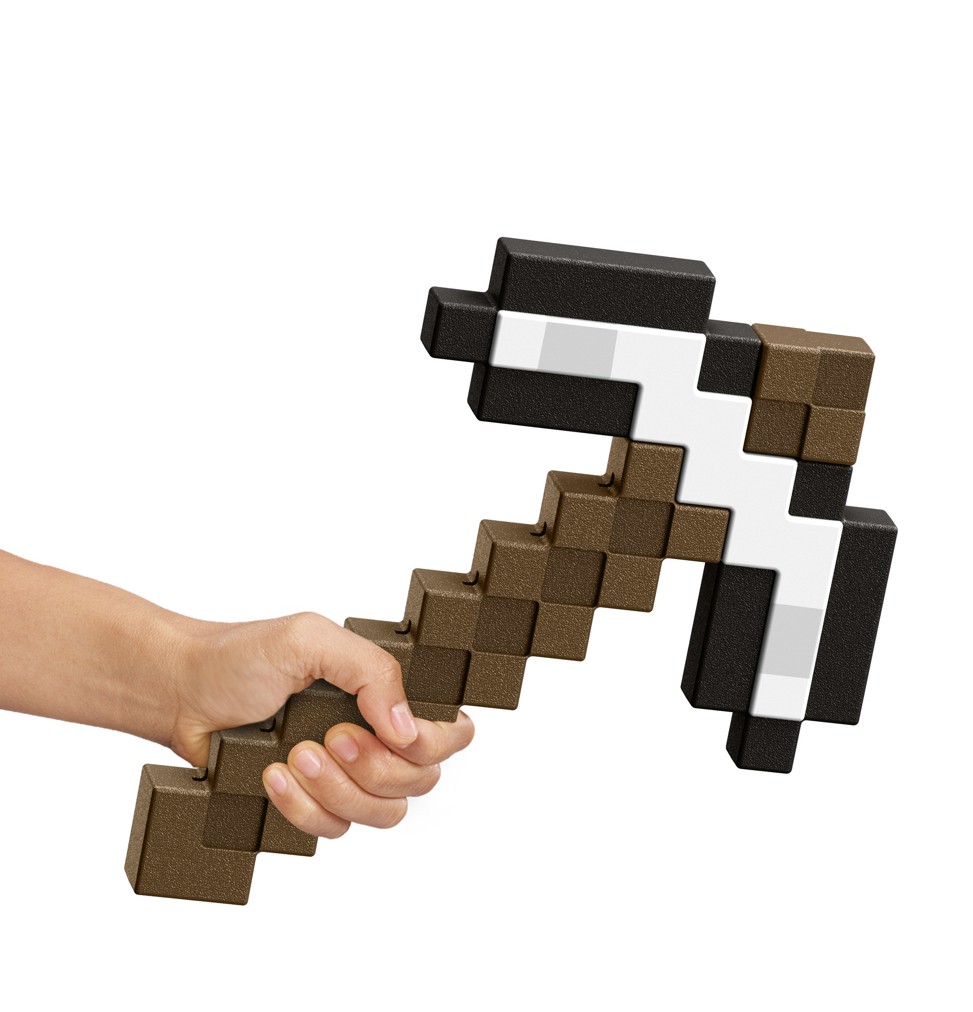 Eine Hand, die eine Minecraft-Spitzhacke hält. Sie ist braun und schwarz, pixelig.
