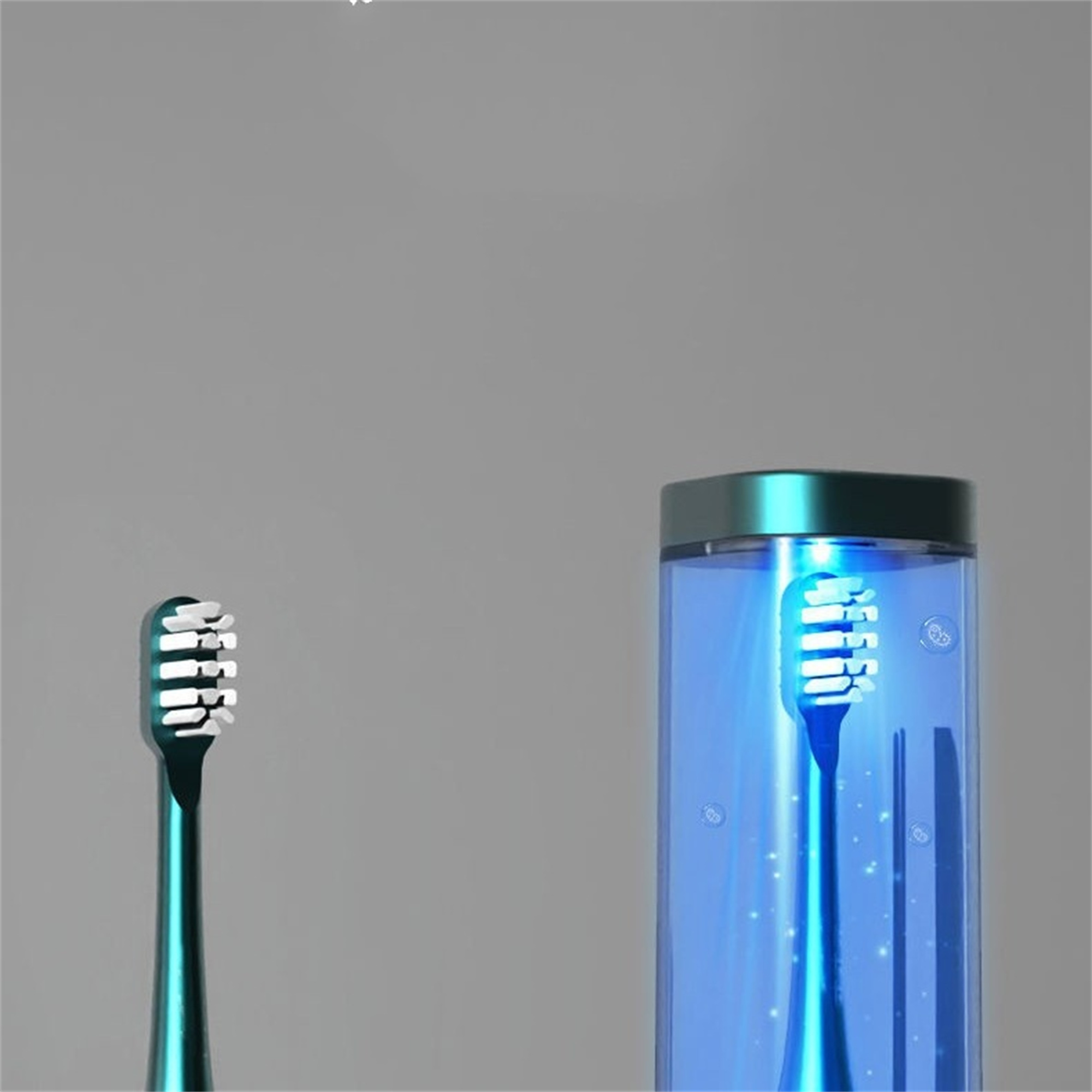 Eine Zahnbürste und ein Desinfektionsgerät mit blauem Licht.