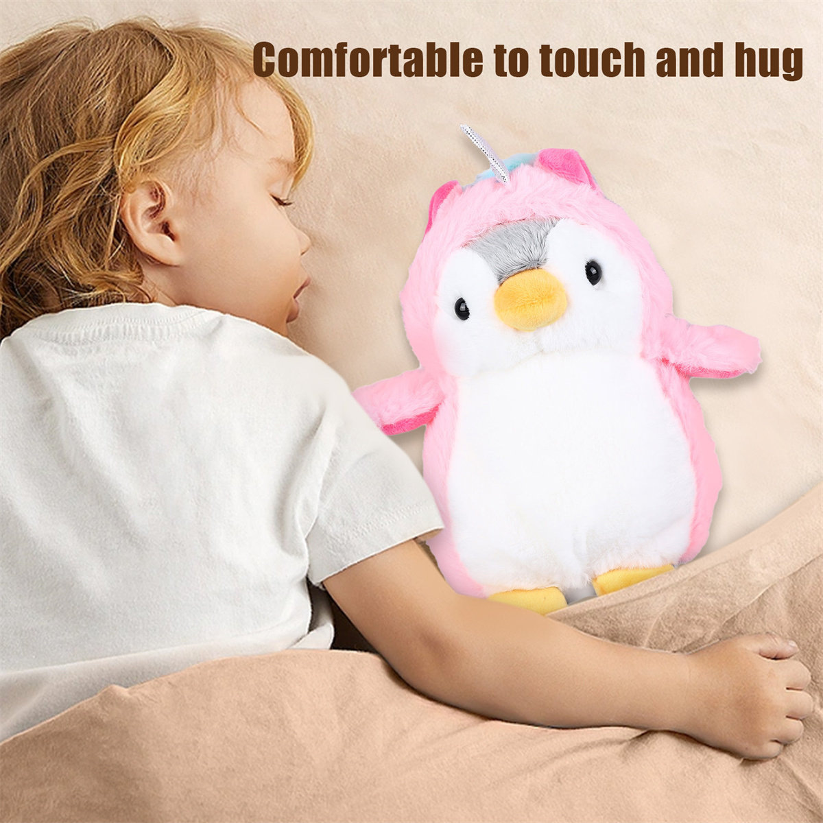 Ein schlafendes Kind neben einem rosa Pinguin-Plüschtier, auf einem Bett mit weißem Kissen.