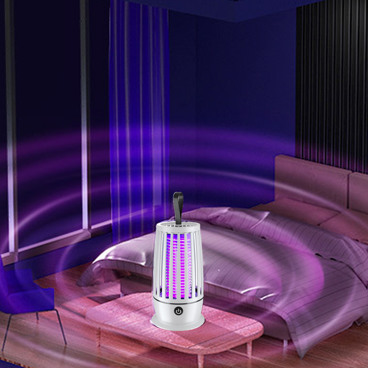 Eine weiße Mückenvernichtungslampe, die violettes Licht in einem Raum in der Nähe eines Bettes ausstrahlt.