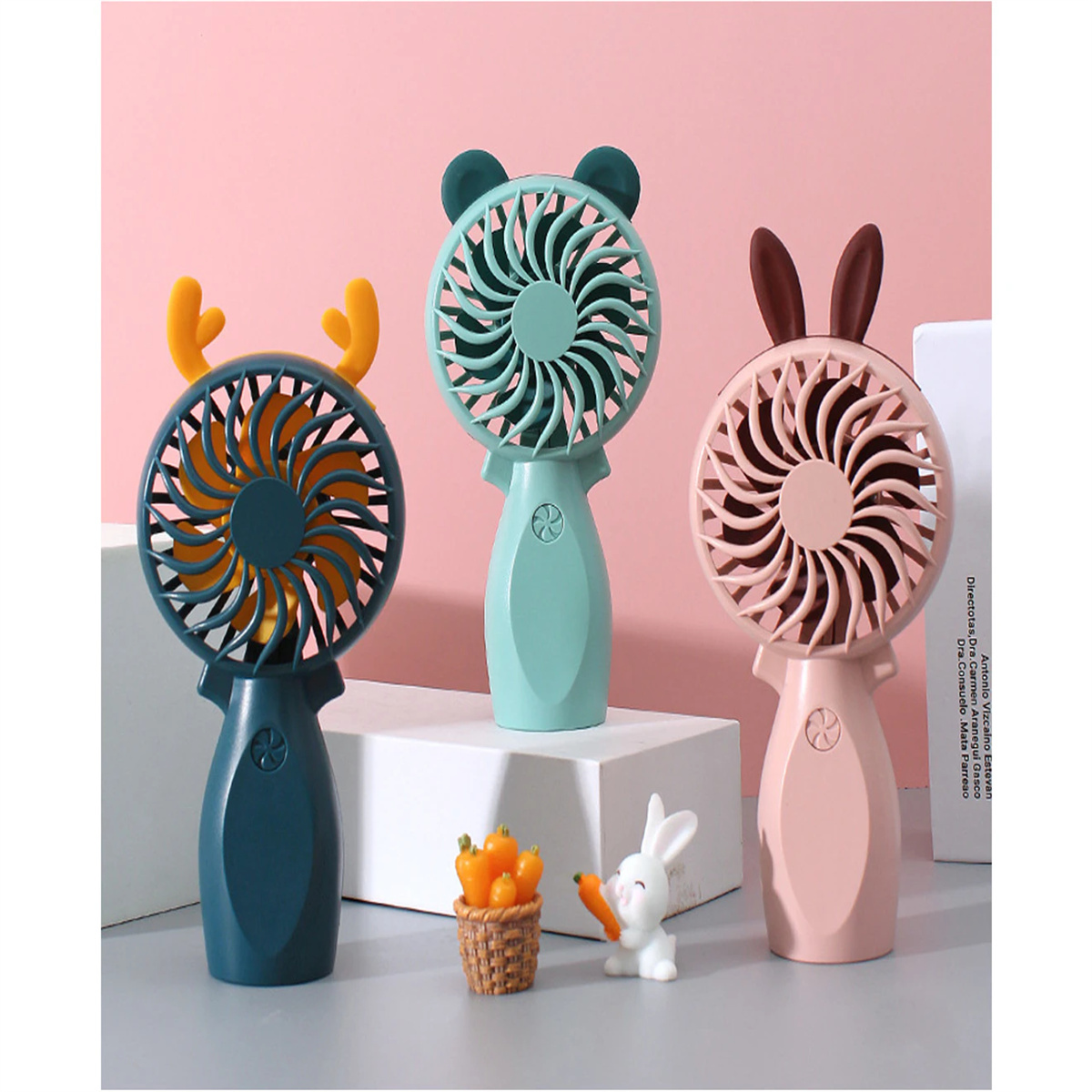 Drei bunte Mini-Ventilatoren mit Tiermotiven. Hase, Bär und Hirsch. Rosa und blauer Hintergrund.