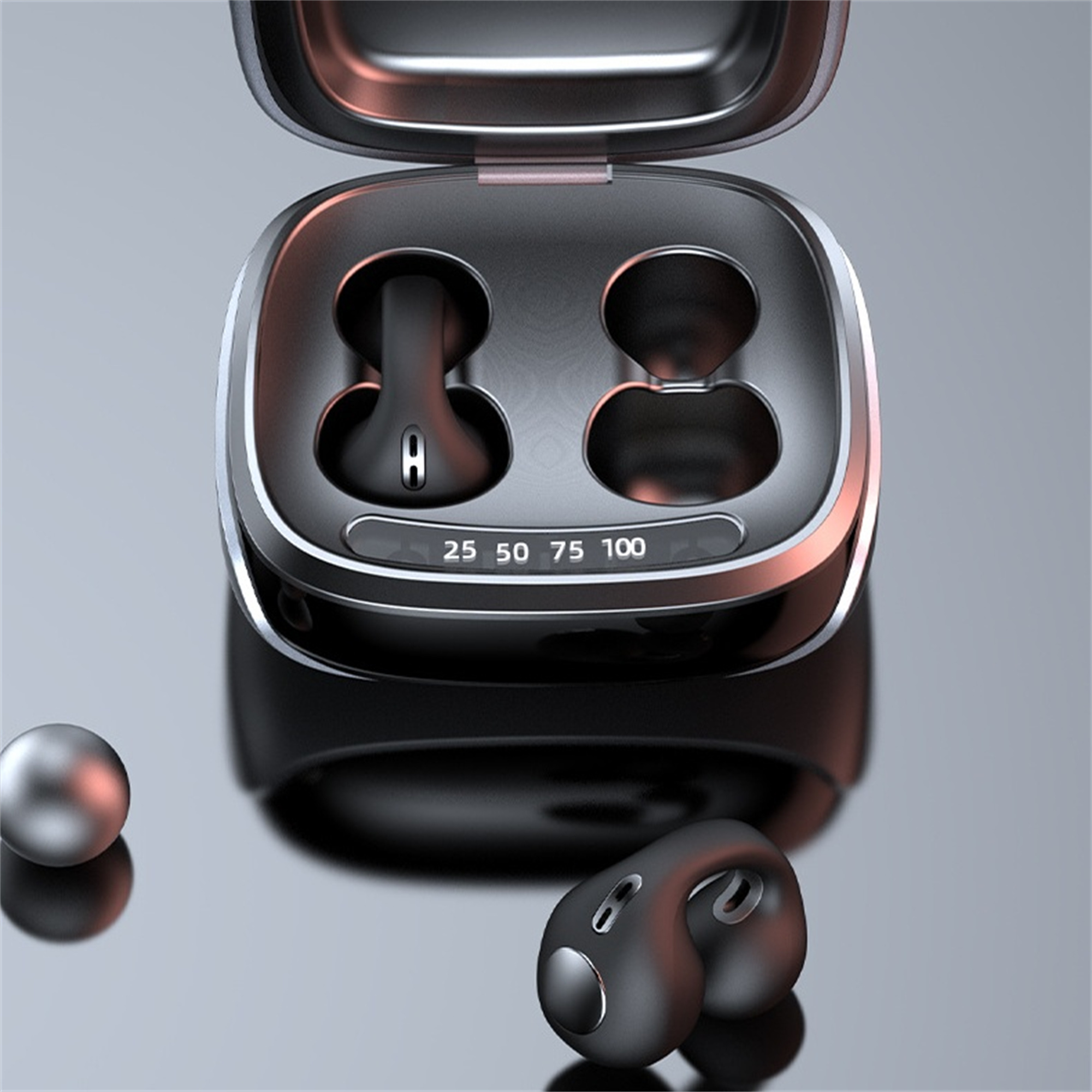 Schwarze kabellose Ohrhörer in einem Ladecase. Weißer Hintergrund mit reflektierender Oberfläche.