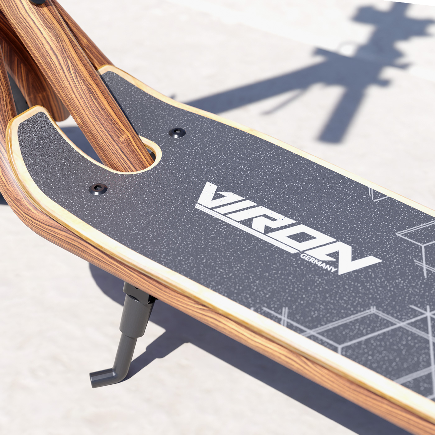 Ein Roller mit Holzdeck und schwarzen Akzenten. Das Vorderrad ist sichtbar. Grauer Hintergrund.