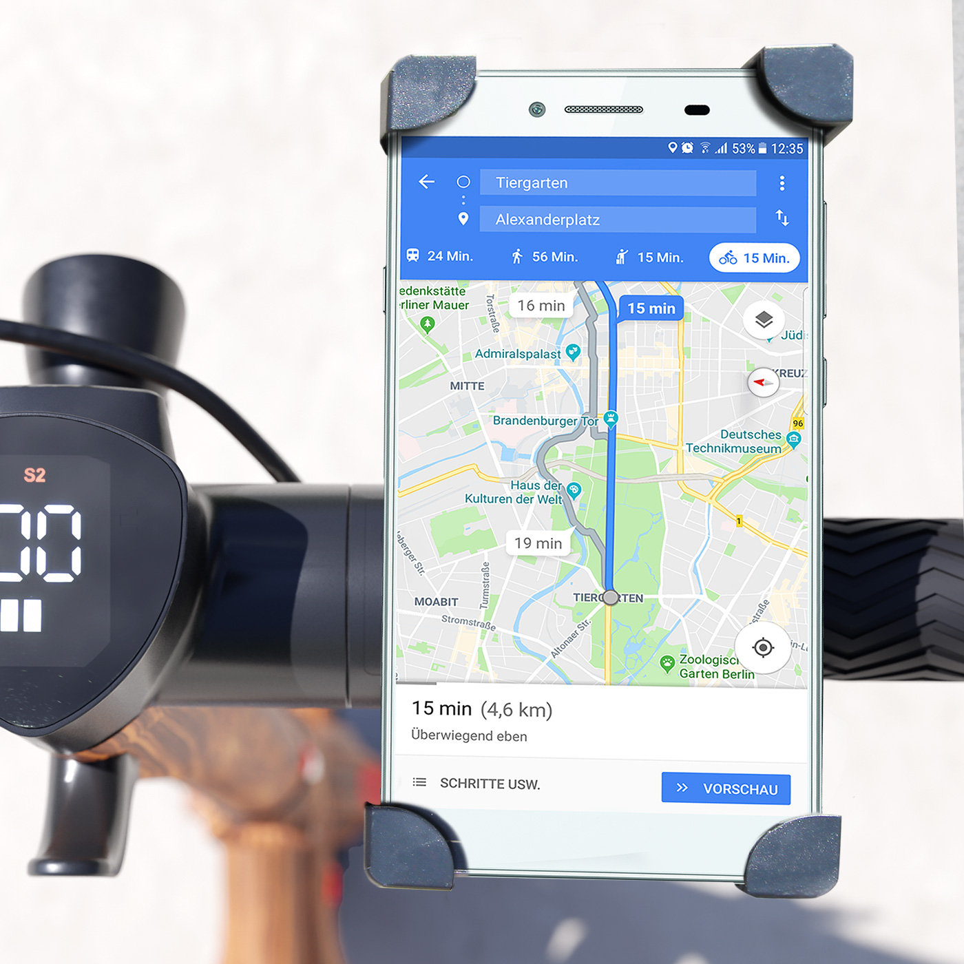 Ein Smartphone in einer Halterung zeigt eine Karte mit einer Route. Der Bildschirm zeigt eine Karte.