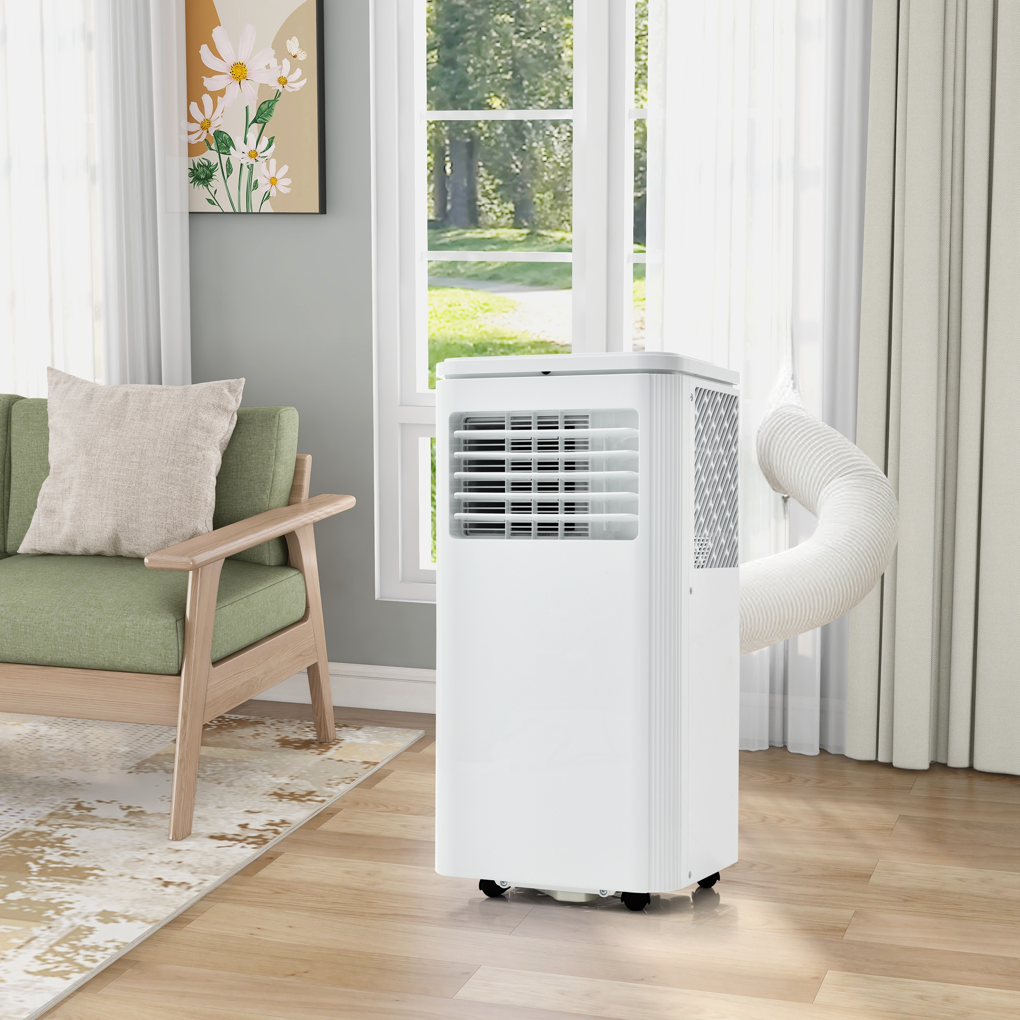 Ein weißer tragbarer Klimaanlage mit Abluftschlauch, neben einem Fenster mit Vorhängen.
