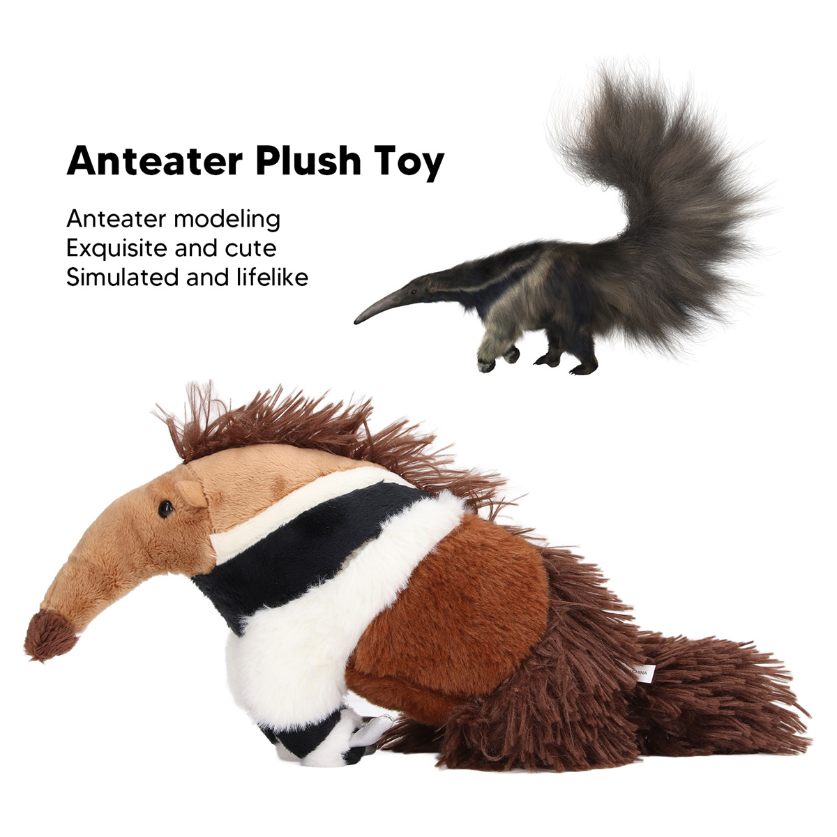 Ameisenbär-Plüschtier und ein echter Ameisenbär. Das Spielzeug ist braun, weiß und schwarz. Ameisenbär von der Seite.