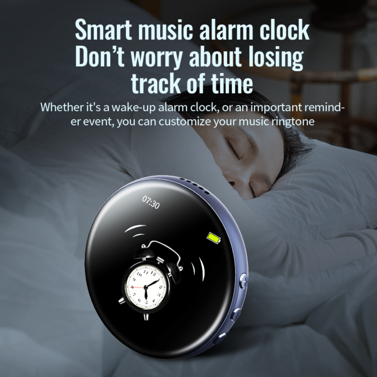 Smarter Musikwecker auf einem Nachttisch. Im Hintergrund schläft eine Person.