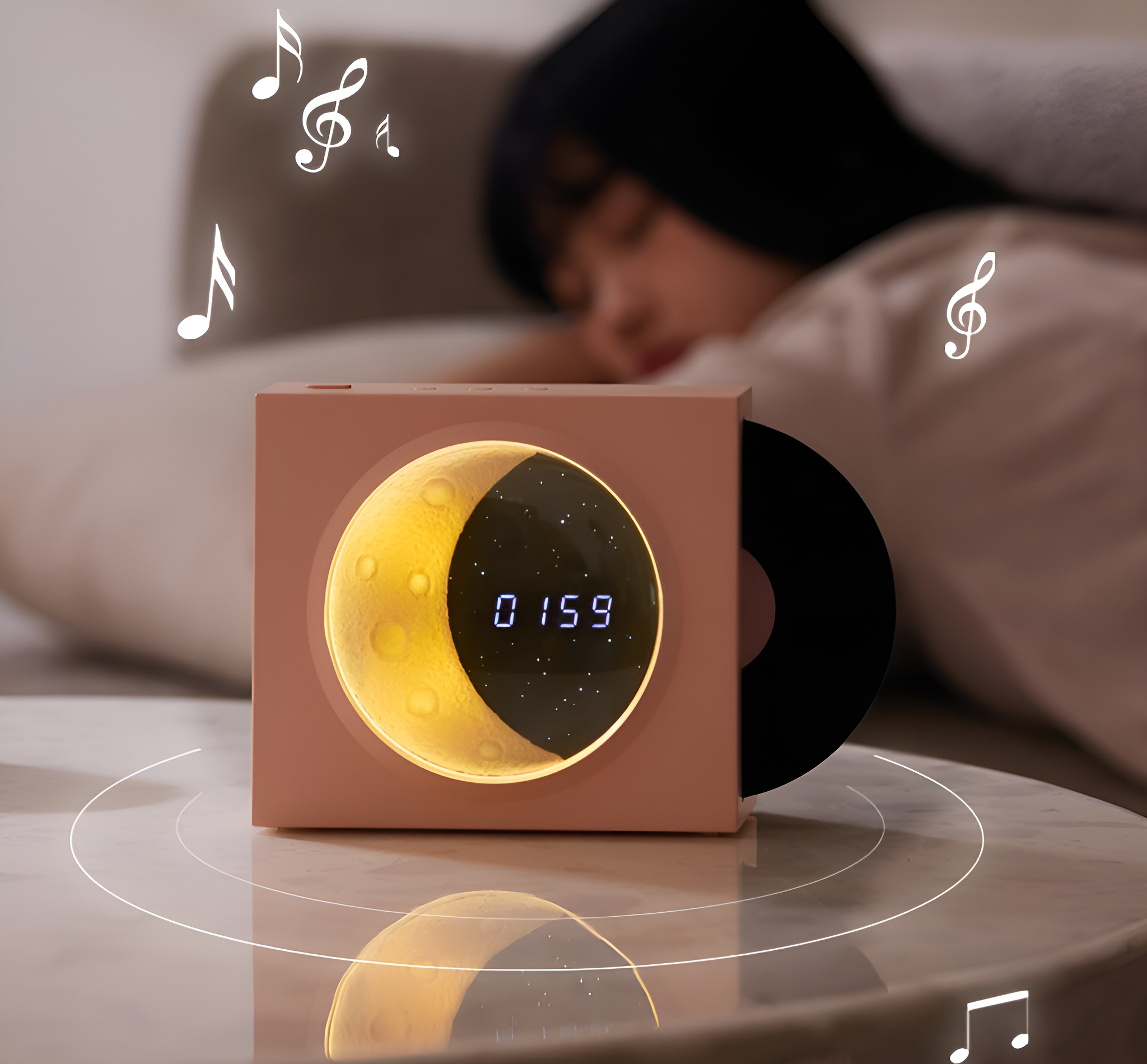 Ein rosa Nachttisch-Musikplayer mit Monddesign, einer schlafenden Frau und Noten.
