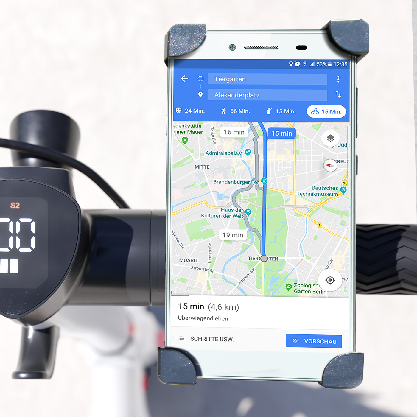 Smartphone mit Navigations-App, die eine Route anzeigt. Das Telefon ist in einer Halterung an einem Roller.