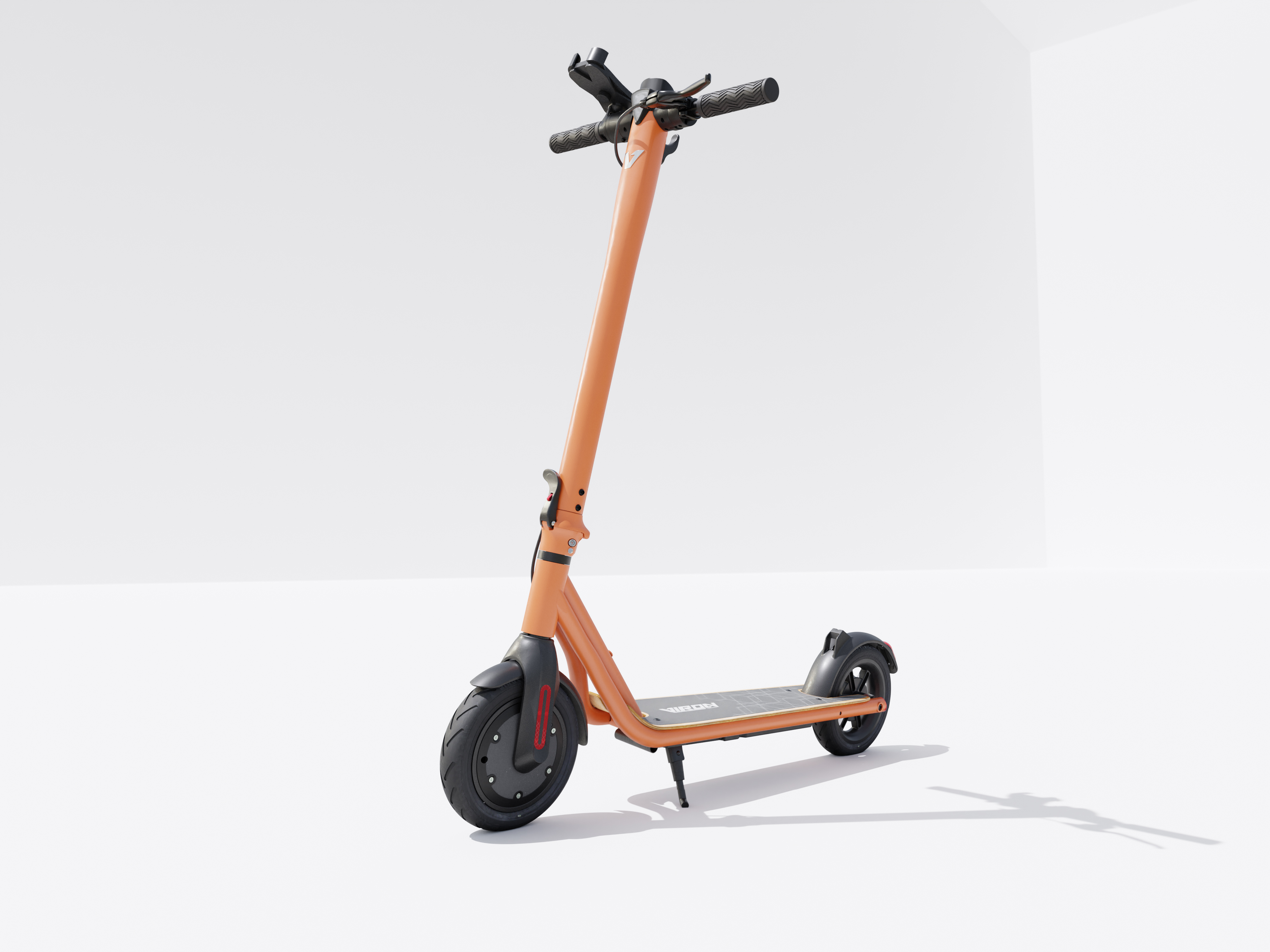 Ein orangefarbener Elektroroller mit schwarzen Reifen, Lenker und Standplattform in einem weißen Studio.