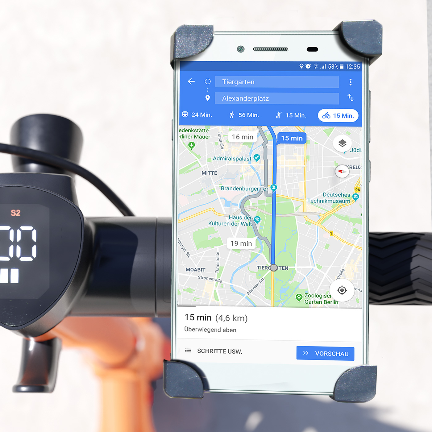 Smartphone mit Karten-App an einem orangefarbenen Rollerlenker.