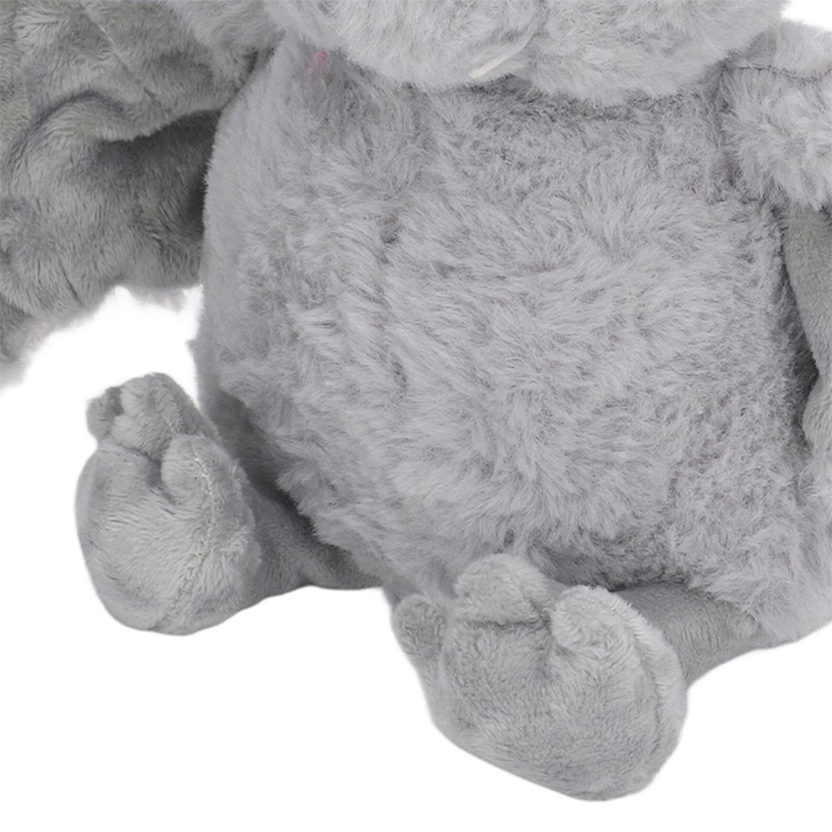 Grauer, flauschiger Spielzeug-Elefant, Nahaufnahme seiner Füße.