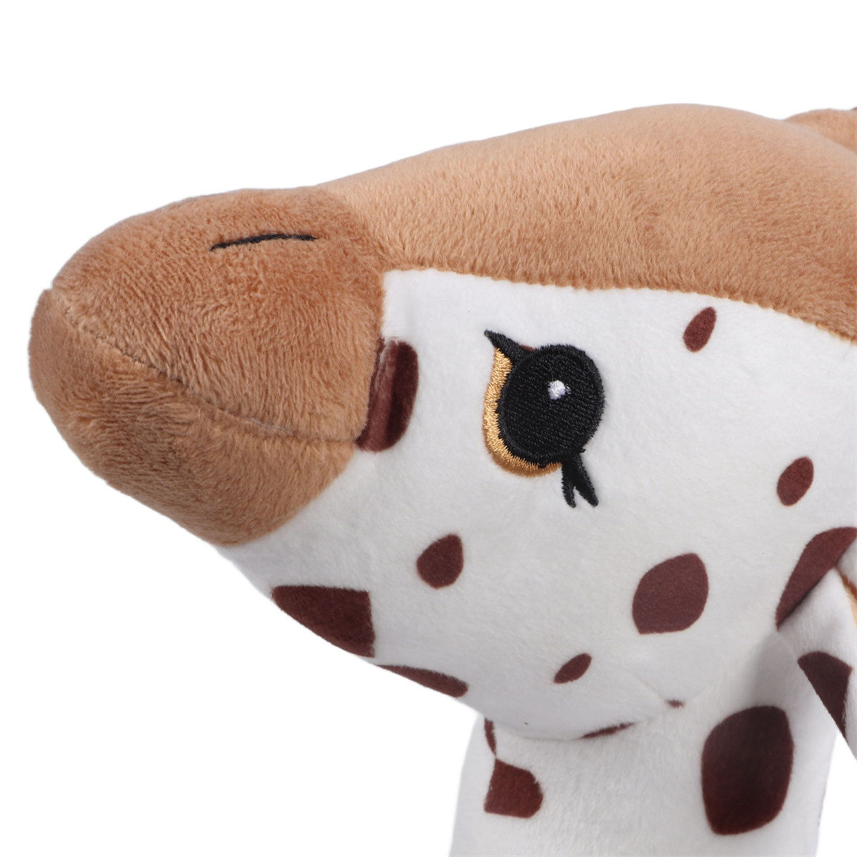 Nahaufnahme eines Plüschtier-Giraffenkopfes mit braunen Flecken und weißem Gesicht. Auf Weiß.