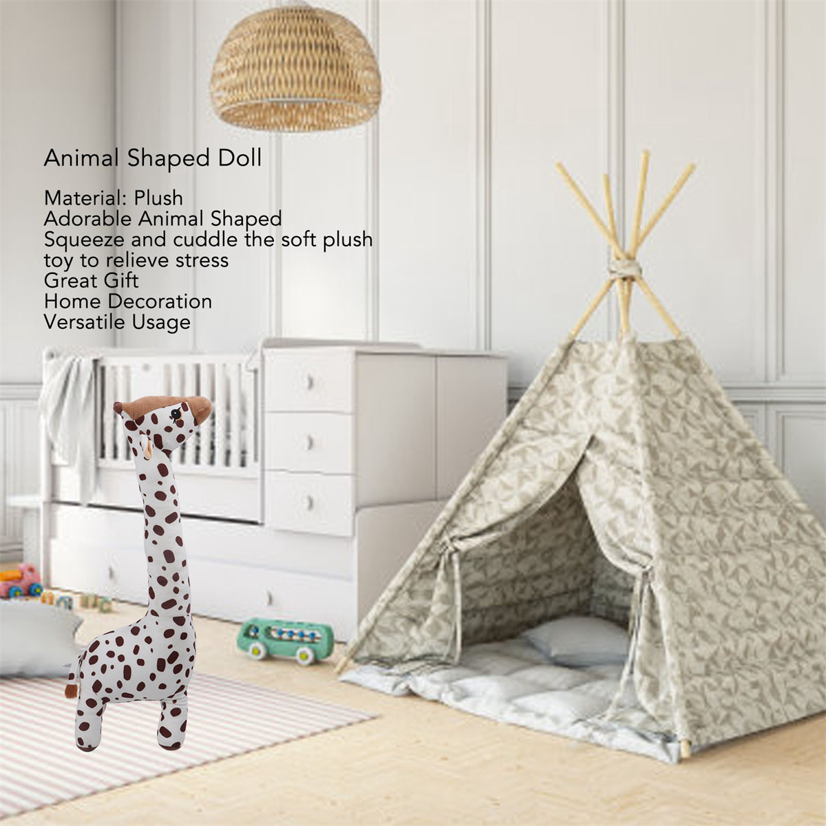Giraffen-Plüschtier, Tipi, Lampe und andere Spielzeuge in einem Kinderzimmer. Weiße Wände.