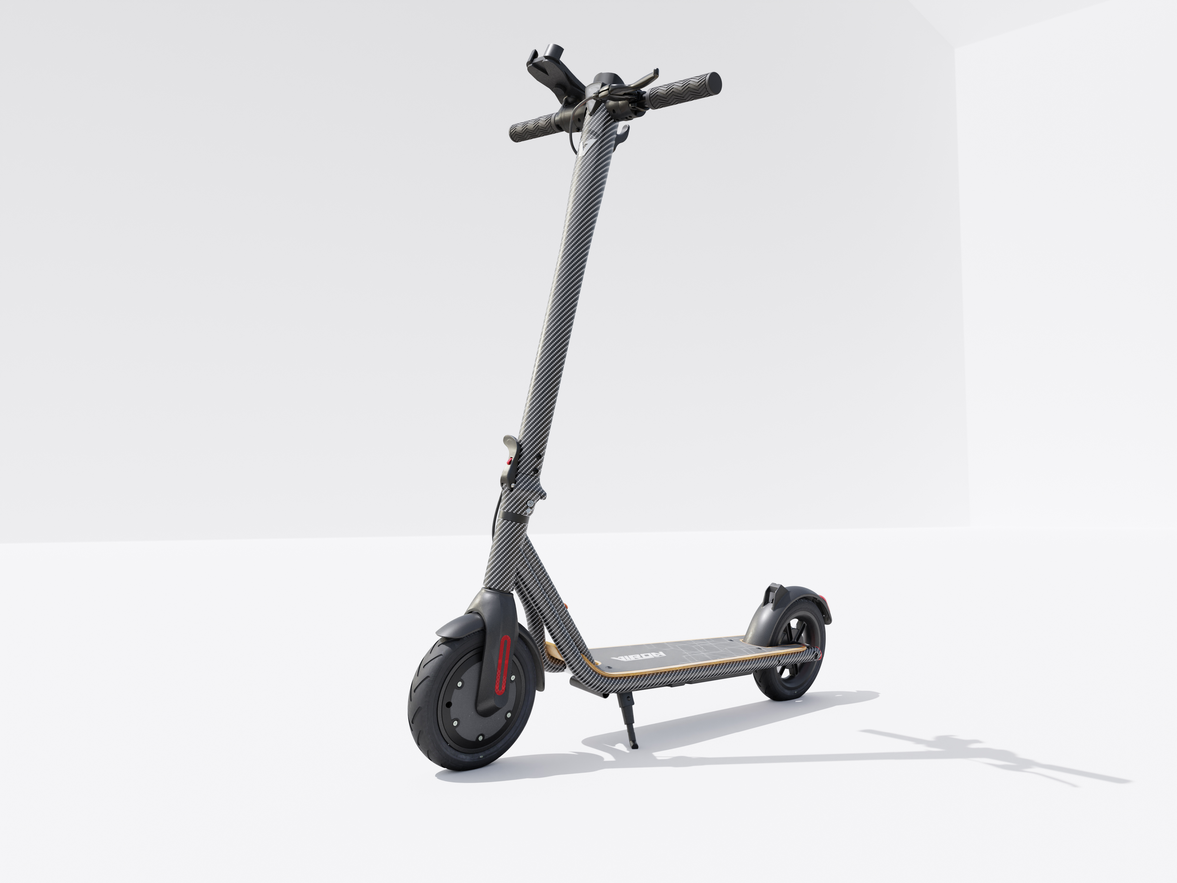 Schwarzer und grauer Elektroroller auf weißem Hintergrund. Der Roller hat ein gemustertes Deck.