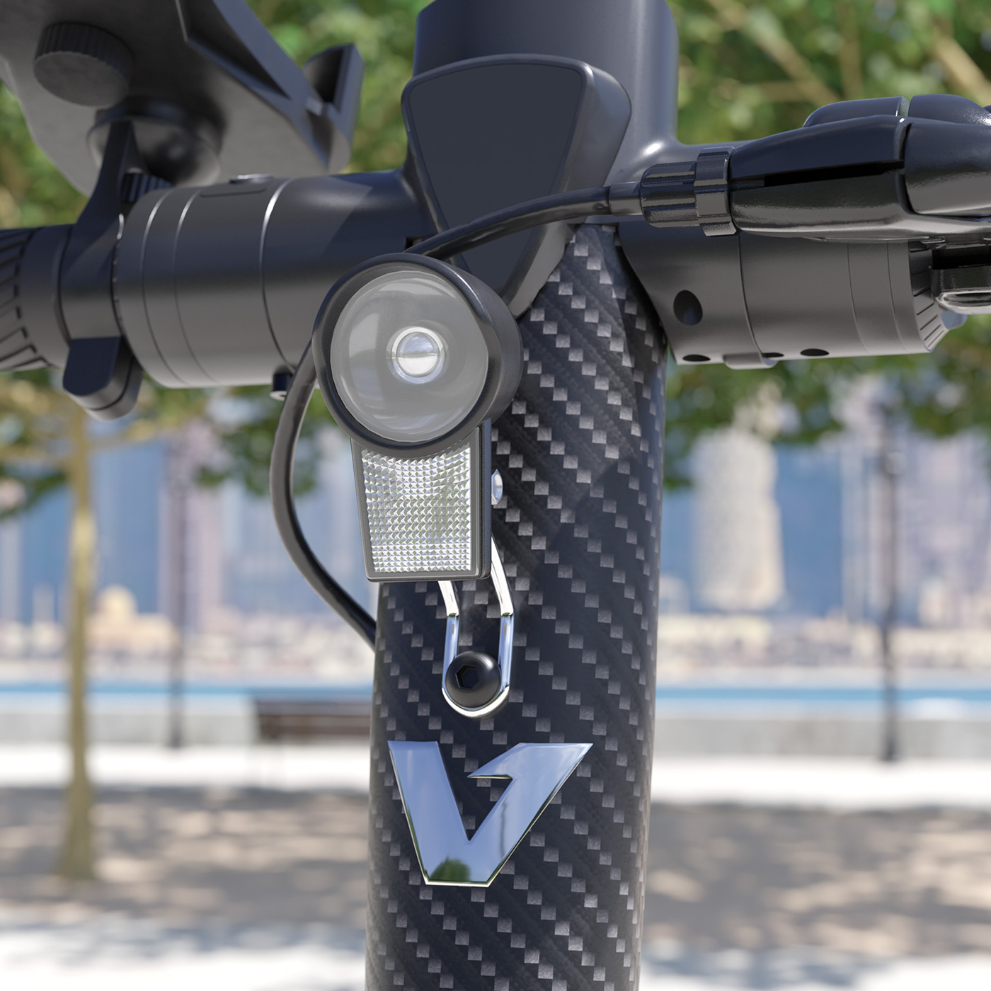Nahaufnahme eines schwarzen Carbonfaser-Rollerstiels mit Licht und Logo. Bäume und eine Stadt im Hintergrund.