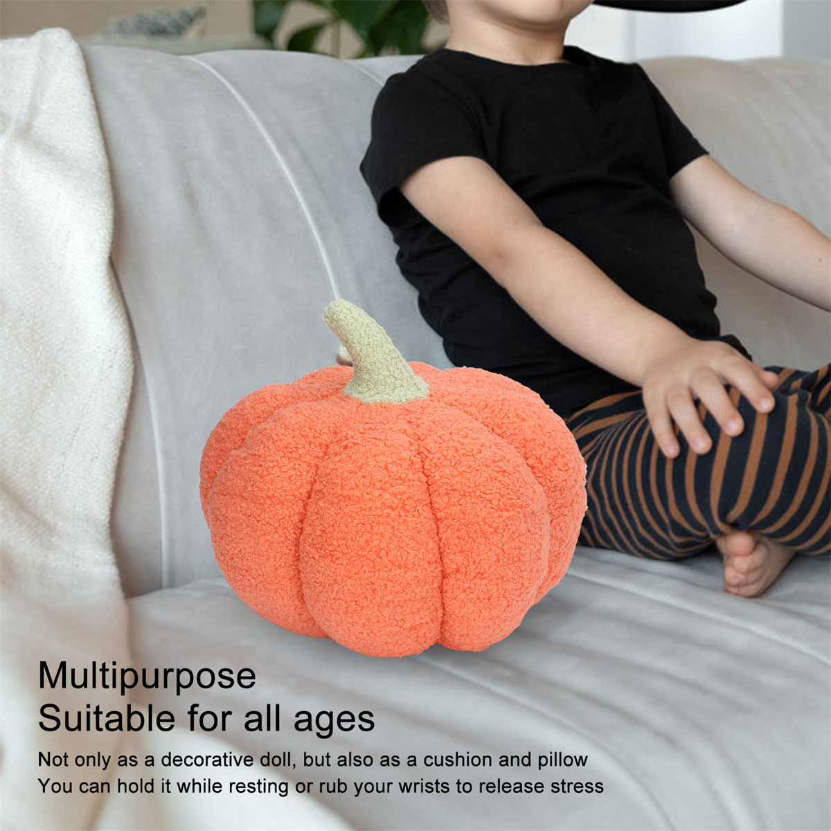 Ein orangefarbenes, kürbisförmiges Kissen auf einem grauen Sofa. Text: für alle Altersgruppen geeignet.
