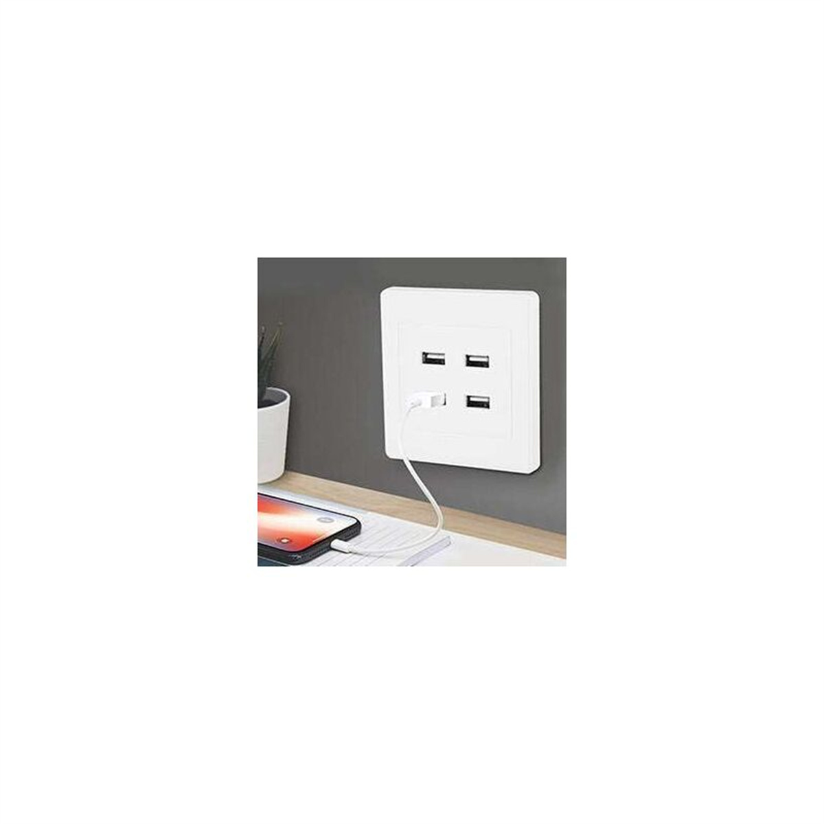 Weiße Steckdose mit vier USB-Anschlüssen, ein Telefon wird geladen.