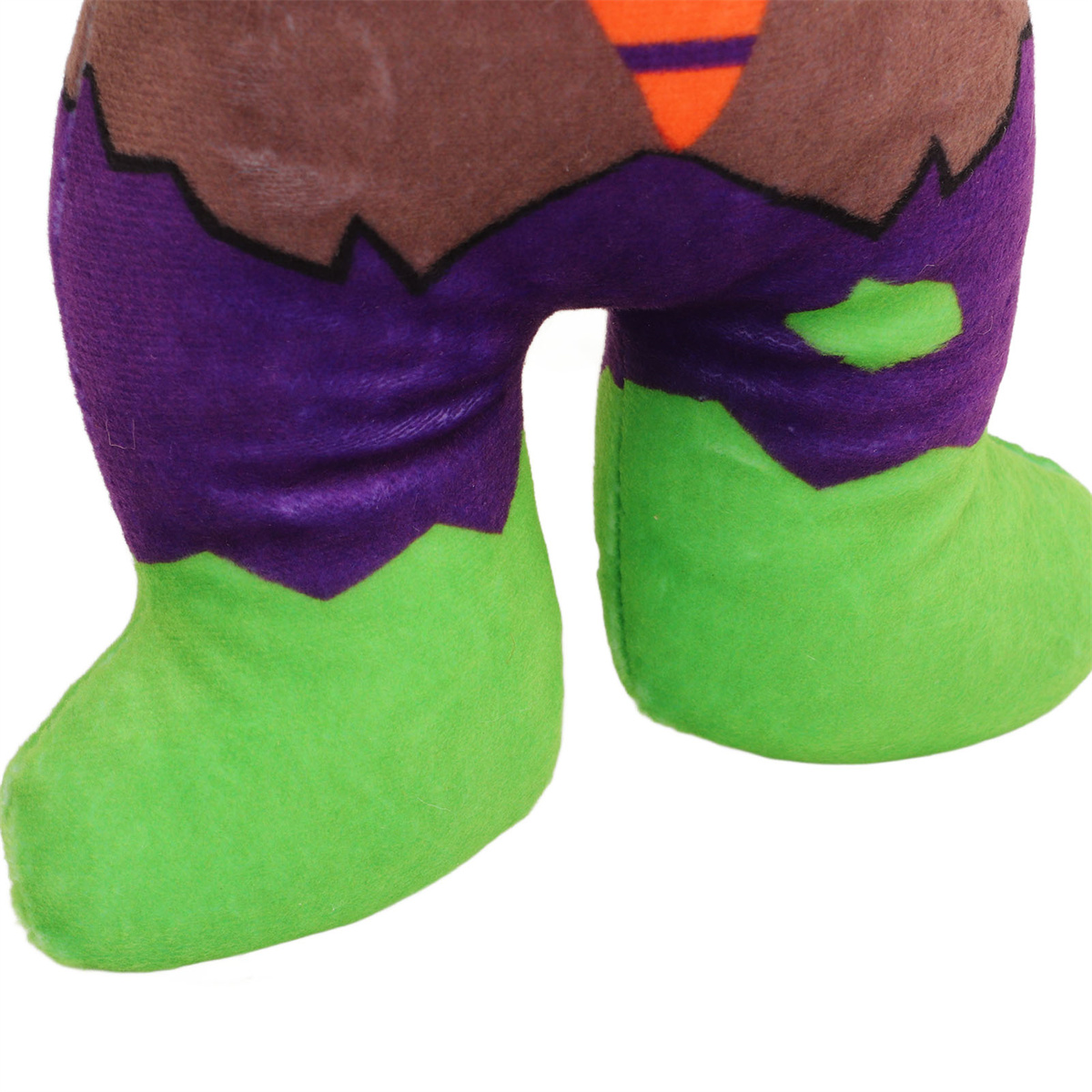 Ein Plüschtier mit den Beinen eines grünen Monsters.