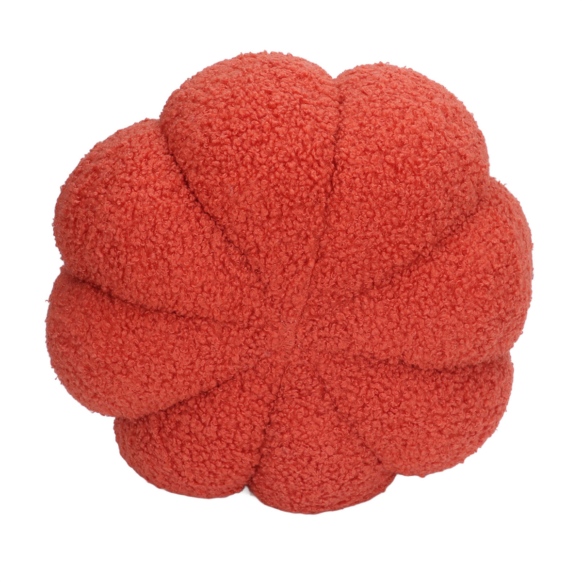 Rotes Plüschkissen mit blumenartigem Design. Weißer Hintergrund.