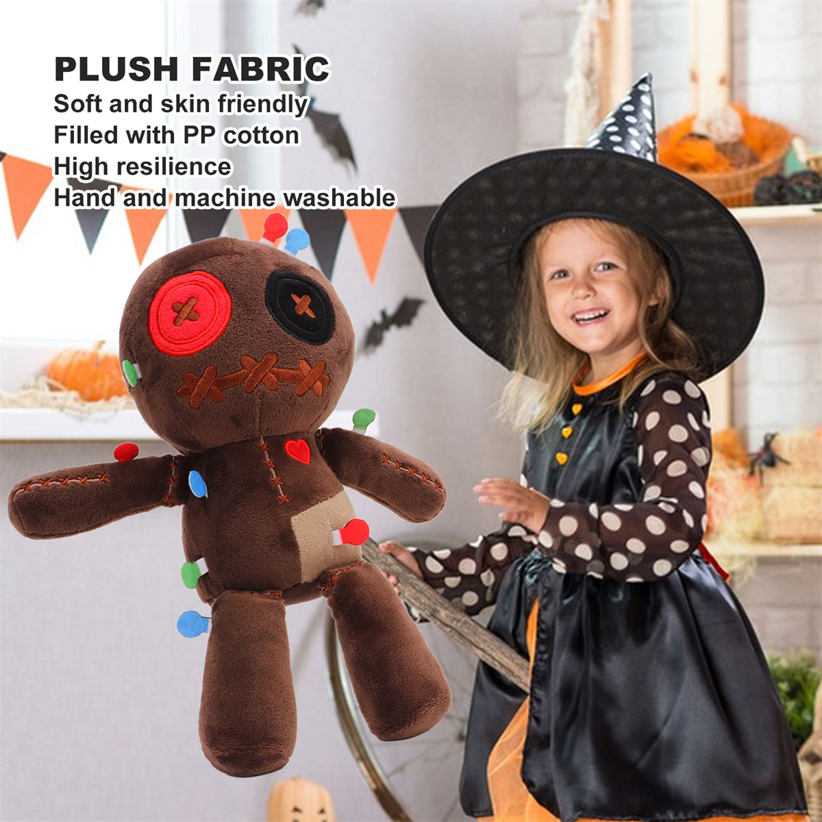 Ein junges Mädchen im Hexenkostüm mit einer Voodoo-Puppe. Die Puppe hat Knöpfe als Augen.