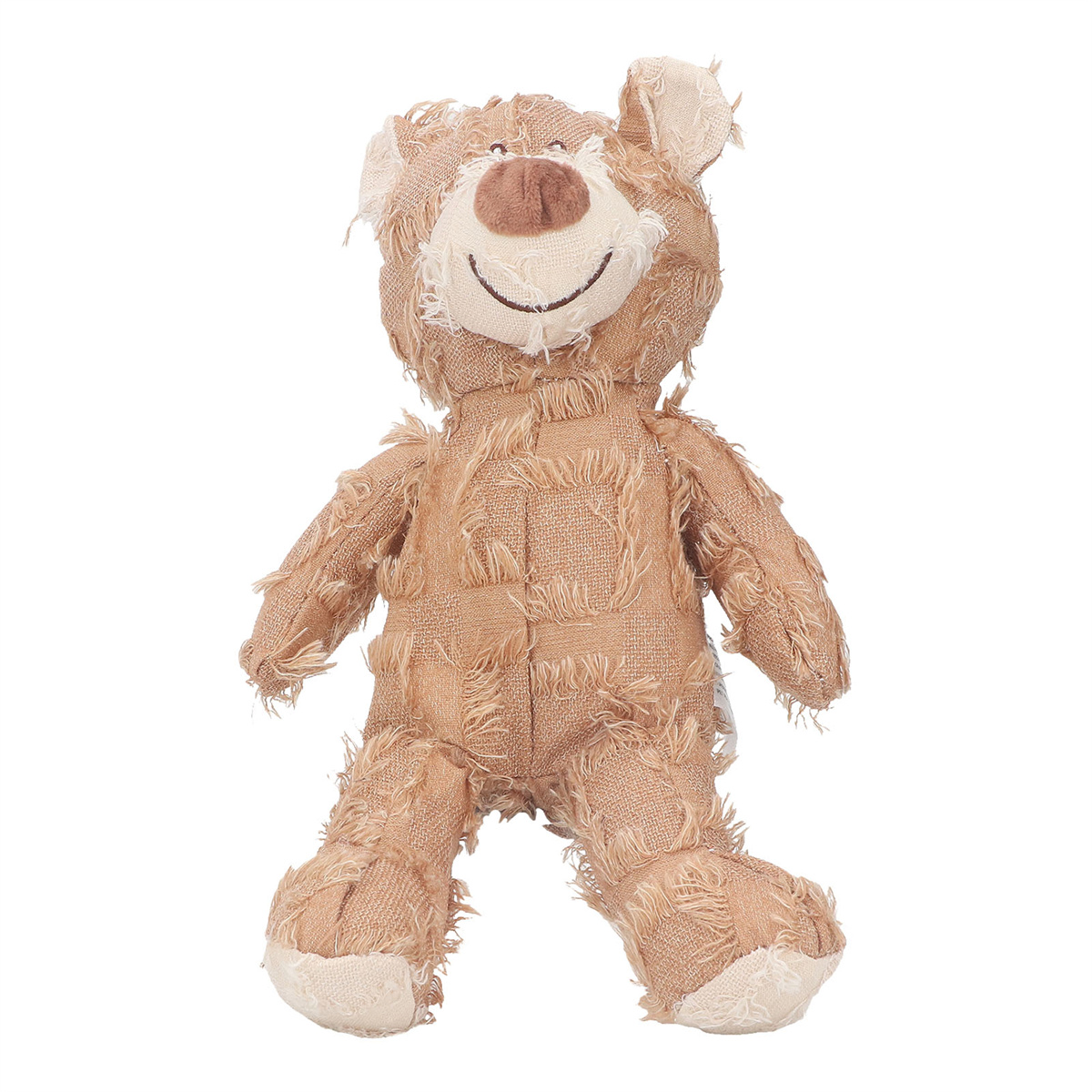 Ein brauner Teddybär mit abgenutztem Stoff und einem lächelnden Gesicht steht auf weißem Hintergrund.