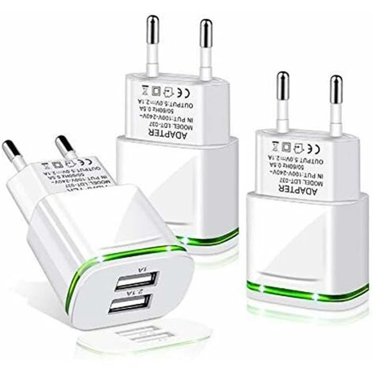 Drei weiße USB-Ladegeräte mit zwei Stiften. Beschriftet mit 'ADAPTER'. Jedes hat zwei USB-Anschlüsse und einen grünen Lichtbalken.